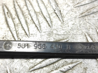 Поводок стеклоочистителя передний правый Skoda Fabia 2007 2015