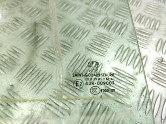 Стекло двери задней правой Peugeot 3008 2010-2016