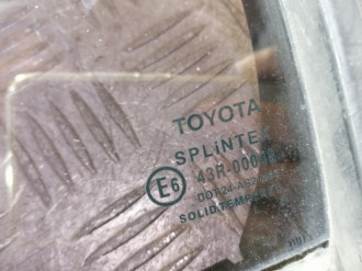 Стекло двери задней левой форточка Toyota Yaris 2005 2011