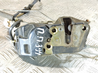 Замок двери передней правой Toyota Corolla e10