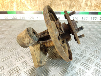 Кулак задний левый Toyota Corolla e10