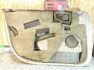 Обшивка двери передней правой Toyota Avensis 1 1997-2003