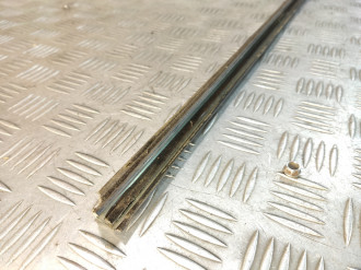 Молдинг стекла двери правой передней Toyota Avensis 1 1997-2003