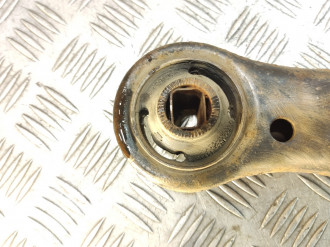 Рычаг передний левый нижний Toyota Avensis 1 1997-2003