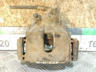 Суппорт передний правый Toyota Avensis 1 1997-2003