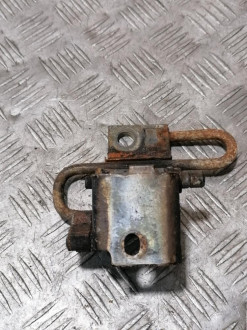 Петля двери передней правой нижняя Volkswagen Passat b5 1996-2000
