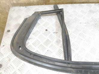 Уплотнитель стекла двери зад. правый Volkswagen Passat b6 b6