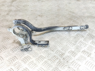 Петля крышки багажника левая Volkswagen Touareg 2002 2010