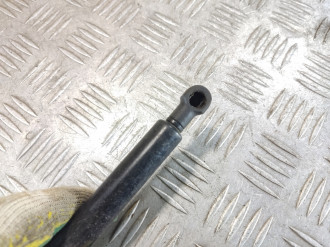 Амортизатор стекла багажника Volkswagen Touareg 2002 2010