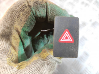 Кнопка аварийной сигнализации Volkswagen Golf 6