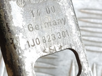 Петля капота левая Volkswagen Bora 1997-2005