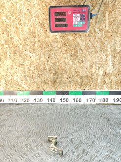 Петля двери передней правой верхняя Volkswagen Bora 1997-2005