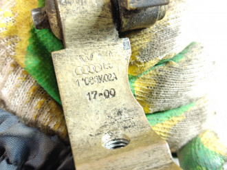 Петля двери передней правой верхняя Volkswagen Bora 1997-2005