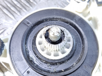 Моторчик стеклоподъемника правый передний Volkswagen Bora 1997-2005