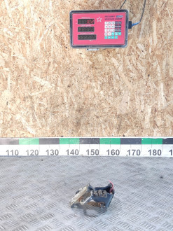 Петля двери передней правой нижняя Volkswagen Bora 1997-2005