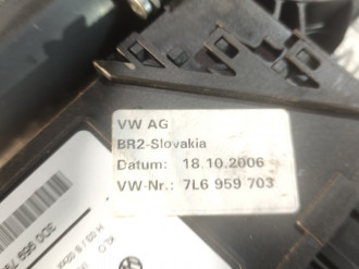 Моторчик стеклоподъемника левый задний Volkswagen Touareg 2002 2010