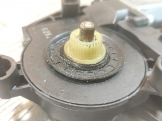 Моторчик стеклоподъемника левый задний Volkswagen Touareg 2002 2010