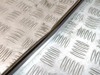 Молдинг стекла двери левой задней Volkswagen Touareg 2010 2018