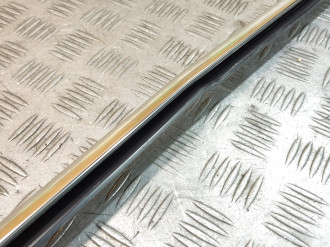 Молдинг стекла двери левой задней Volkswagen Touareg 2010 2018