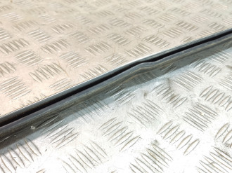 Молдинг стекла двери левой задней Volkswagen Touareg 2010 2018