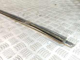 Молдинг стекла двери правой передней Volkswagen Touareg 2010 2018