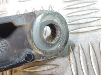 Поводок стеклоочистителя передний левый Volkswagen Touareg 2010 2018