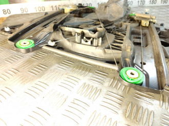 Стеклоподъемник задний правый Volkswagen Touareg 2010 2018