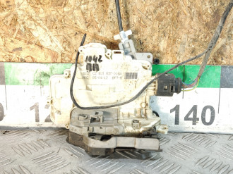 Замок двери передней правой Volkswagen Touareg 2010 2018