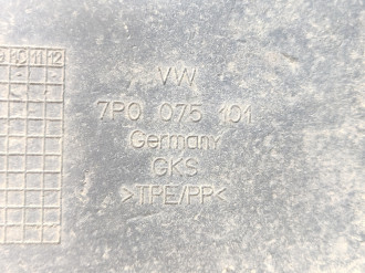 Брызговик левый задний Volkswagen Touareg 2010 2018