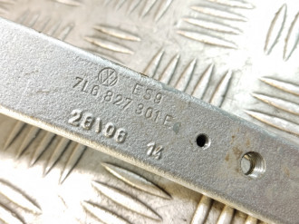 Петля багажника левая Volkswagen Touareg 2002 2010